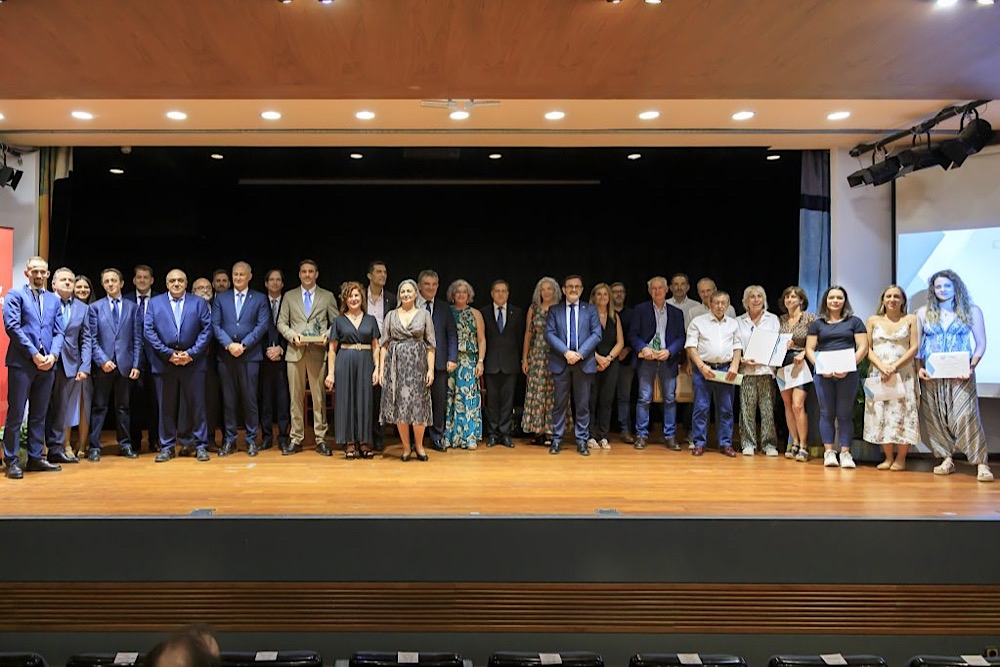 El Colegio de Murcia entrega su medalla de oro al Consejo General de Colegios Veterinarios de España.