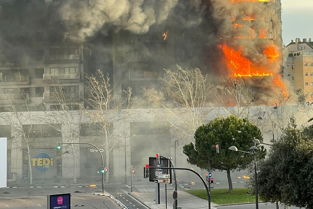 Imagen del edificio durante el incendio.