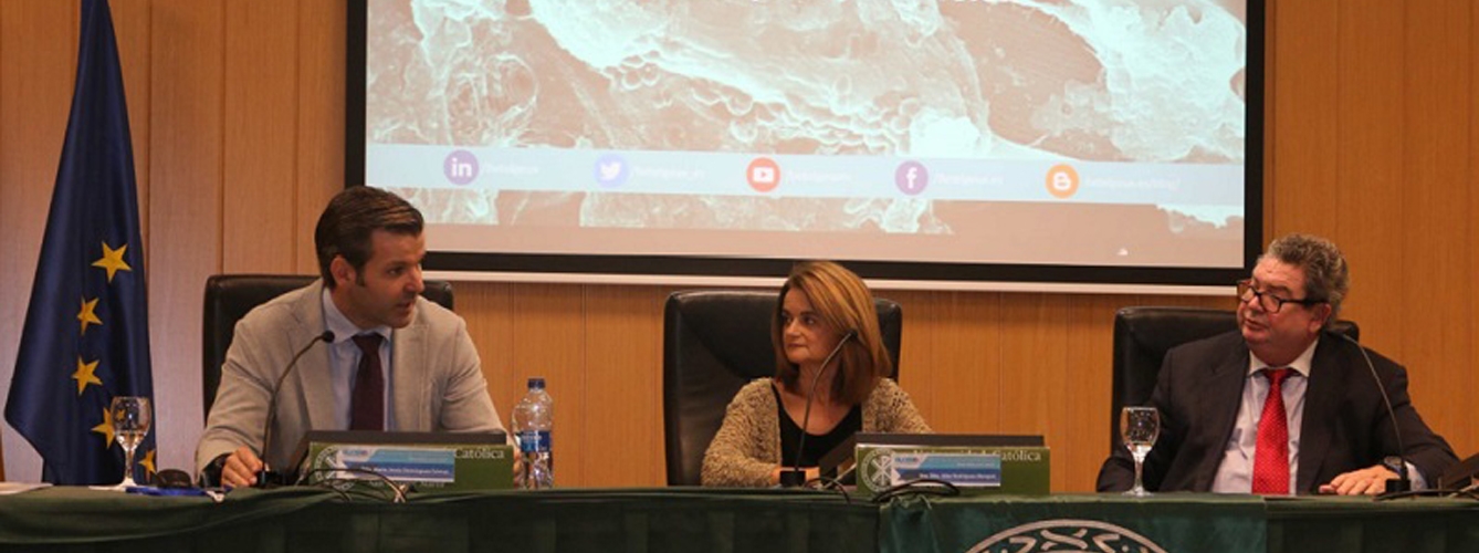 Inmaculada Ibor (en el centro), presidenta del Colegio de Veterinarios de Valencia, durante unas jornadas sobre seguridad alimentaria.