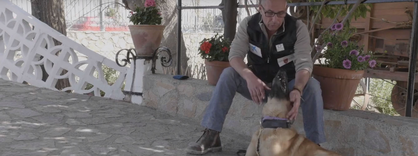 Uno de los adiestradores de la asociación ESCAN junto a un perro de terapia.