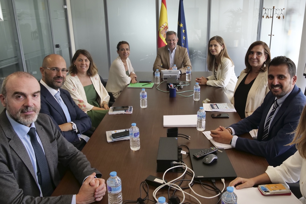 Reunión del ministro de Sanidad, José Miñones, con la Agencia Española de Medicamentos y Productos Sanitarios.