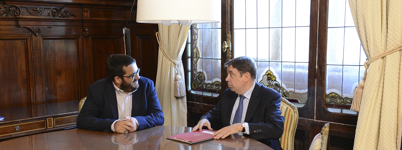 El consejero de Agricultura de Baleares, Vicenç Vidal, durante una reunión con el ministro de Agricultura, Luis Planas.