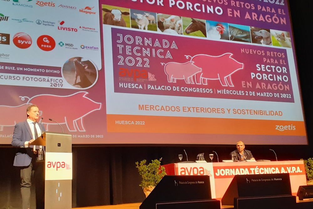 Alberto Álvarez, Food Chain Director de la Unidad de Porcino de Zoetis, participó en la jornada de la Asociación de Veterinarios de Porcino de Aragón.