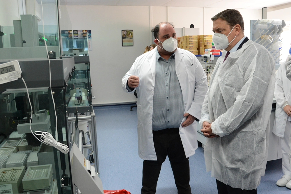 Luis Planas, ministro de Agricultura, Pesca y Alimentación, durante una visita al Laboratorio Central de Veterinaria de Algete.