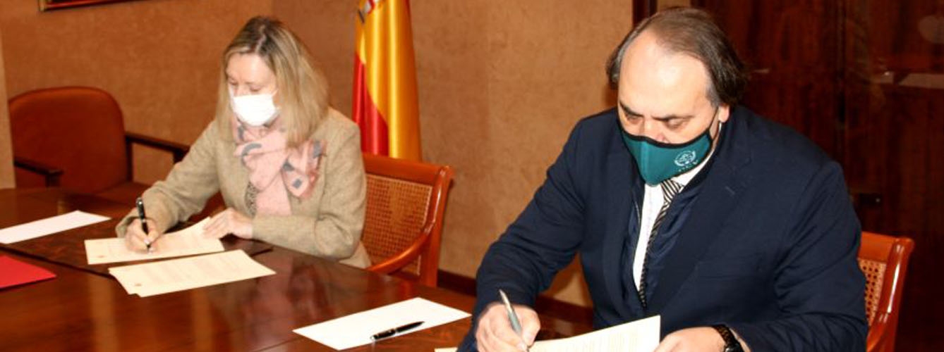 Amparo Valcarce y Luis Alberto Calvo firmando el acuerdo.