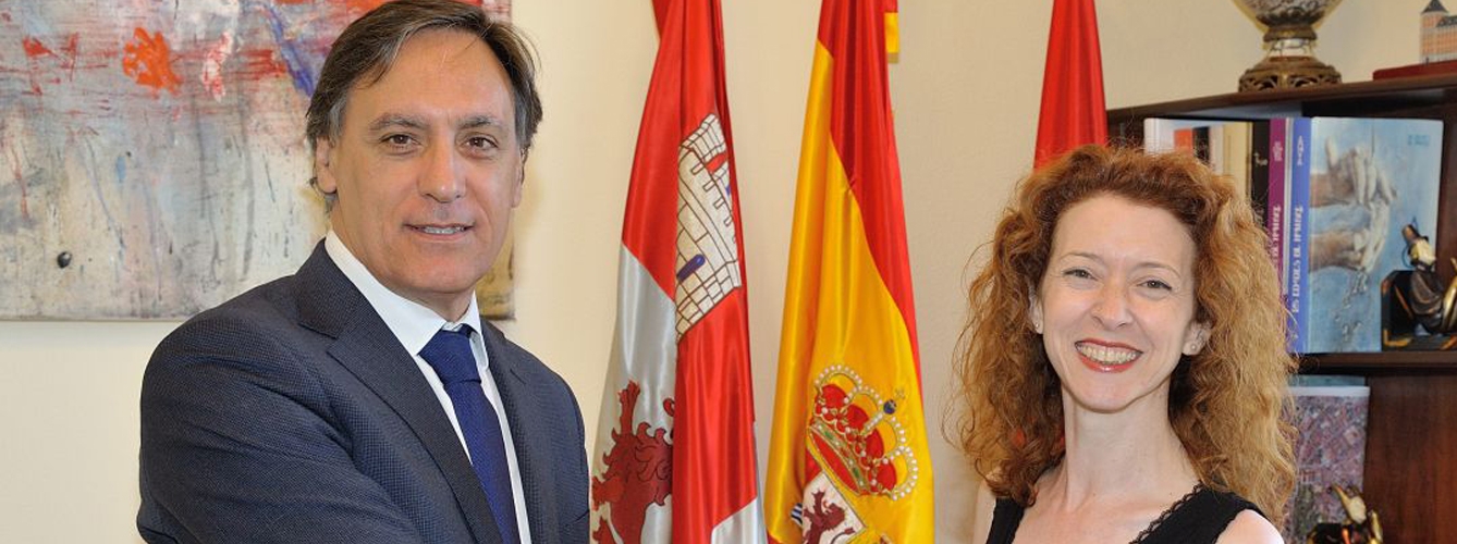 Carlos García Carbayo, alcalde de Salamanca, y Ana Suárez, responsable de la Oficina de Bienestar Animal. 