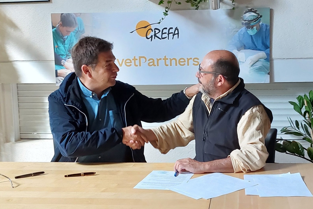 De izda a dcha: Augusto Macías, Country Manager de VetPartners España, y José Fernando Garcés, secretario general de GREFA, durante la firma del acuerdo.