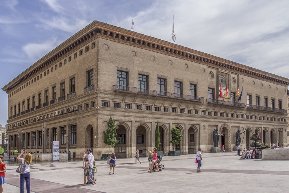El Ayuntamiento de Zaragoza recomienda llamar a la Unidad Verde para que retiren los cadáveres de aves.