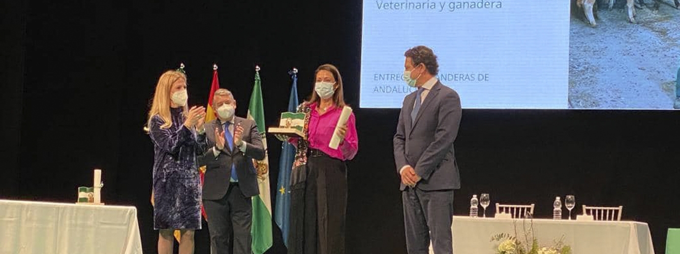 La veterinaria y ganadera Fabiola Navarro recibiendo el reconocimiento de la Junta de Andalucía.
