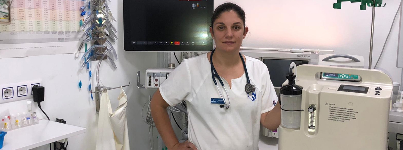 Beatriz Cuenca, directora del centro de urgencias Ervet y ganadora de un generador de oxígeno en el sorteo de Emer Veterinaria.