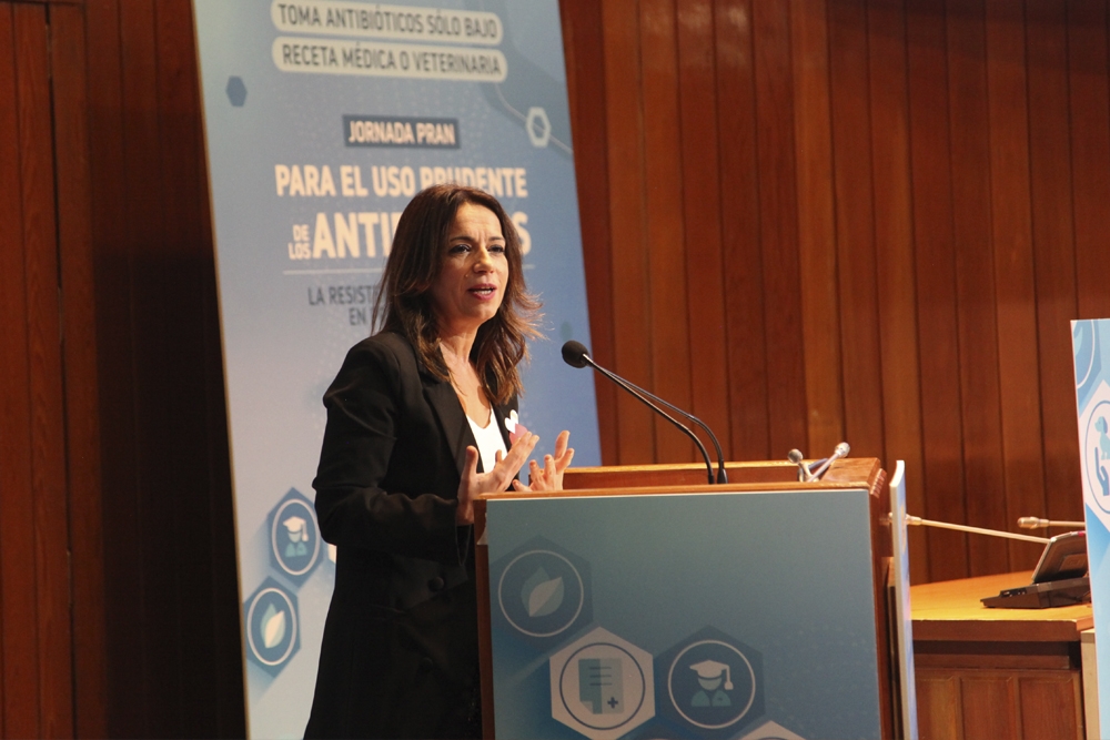 Silvia Calzón, secretaria de Estado de Sanidad, durante la entrega de premios.