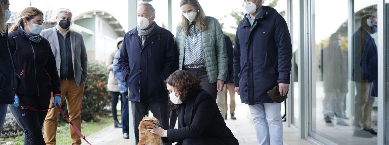 Isabel Díaz Ayuso y Felipe Vilas, presidente de Colvema, durante una visita al Centro Integral de Acogida de Animales de la Comunidad de Madrid.
