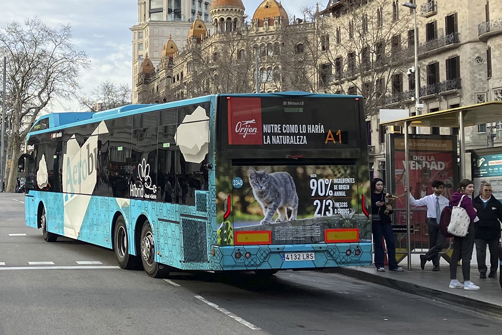 Imagen de uno de los autobuses de Barcelona con la campaña de Orijen.