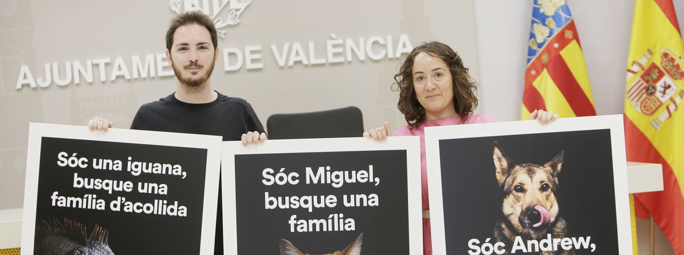 La concejala Gloria Tello y el fotógrafo Germán Caballero presentan la campaña.