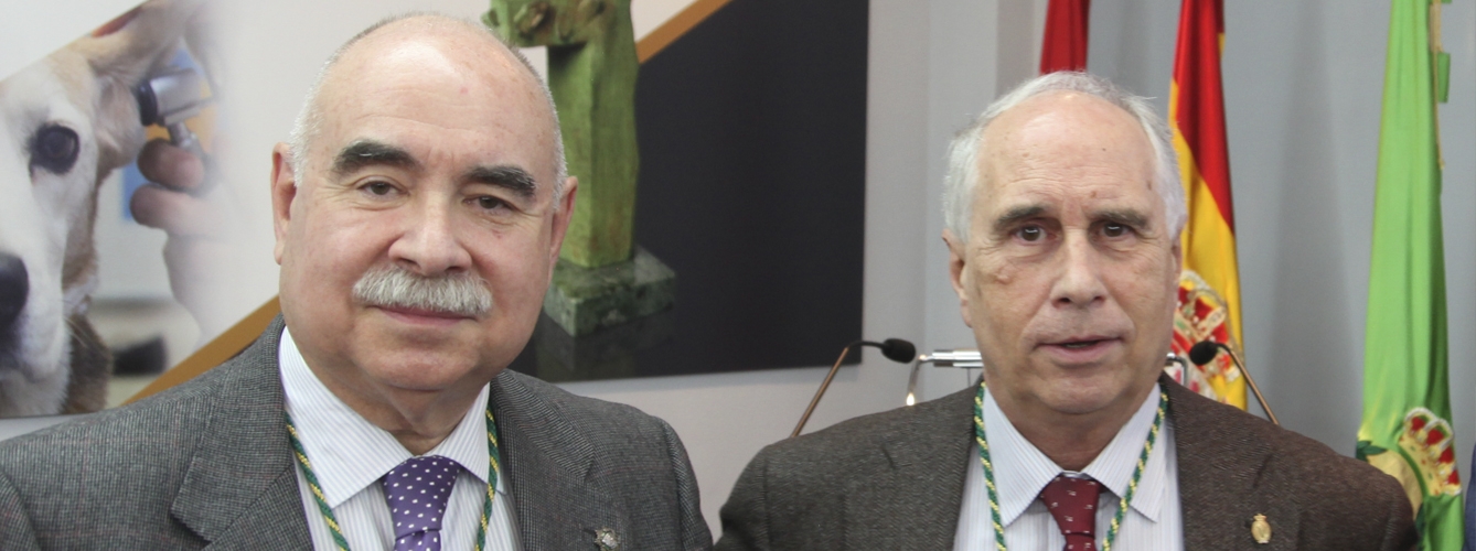 De izda a dcha, Luis Ángel Moreno Fernández-Caparrós, bibliotecario de la Real Academia de Ciencias Veterinarias de España, y Arturo Anadón, presidente de la RACVE.