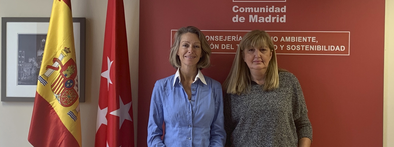 Elsa Martín Olsen, comisionada de Bienestar Animal de la Comunidad de Madrid (izda), y Matilde Cubillo, presidenta de FAPAM. 