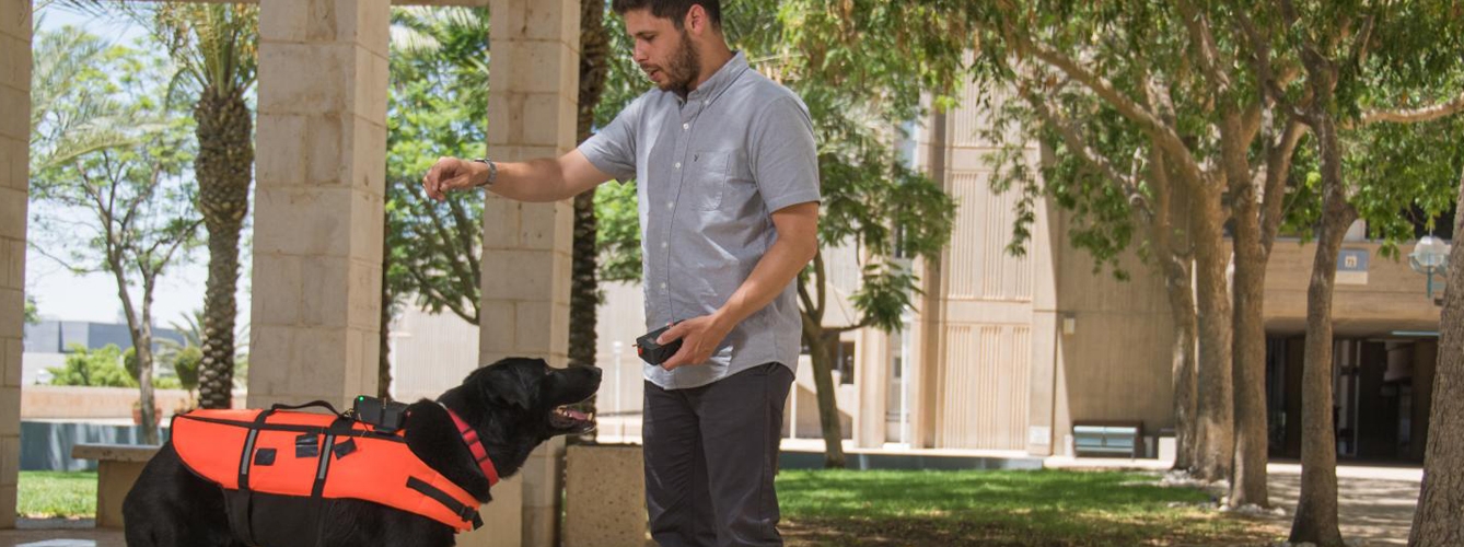 Gracias al nuevo chaleco desarrollado con tecnología háptica es posible dar órdenes a un perro en sitios ruidosos, sin tener que usar la voz o los gestos. 