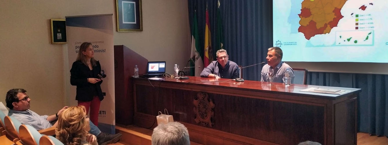 Gloria Pol (en pie) escucha a los ponentes Juan Francisco Sánchez (izquierda) y Xavier Roura (derecha).