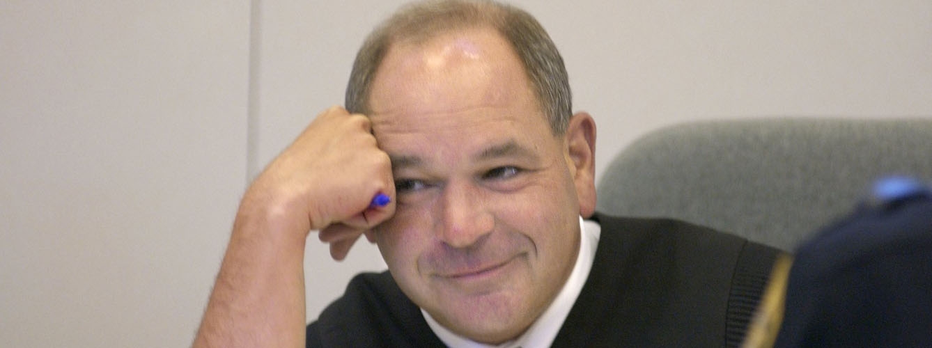 Michael Cicconetti, juez del Tribunal Municipal de Painesville (Ohio), durante uno de los juicios. Fuente: Cleveland.com