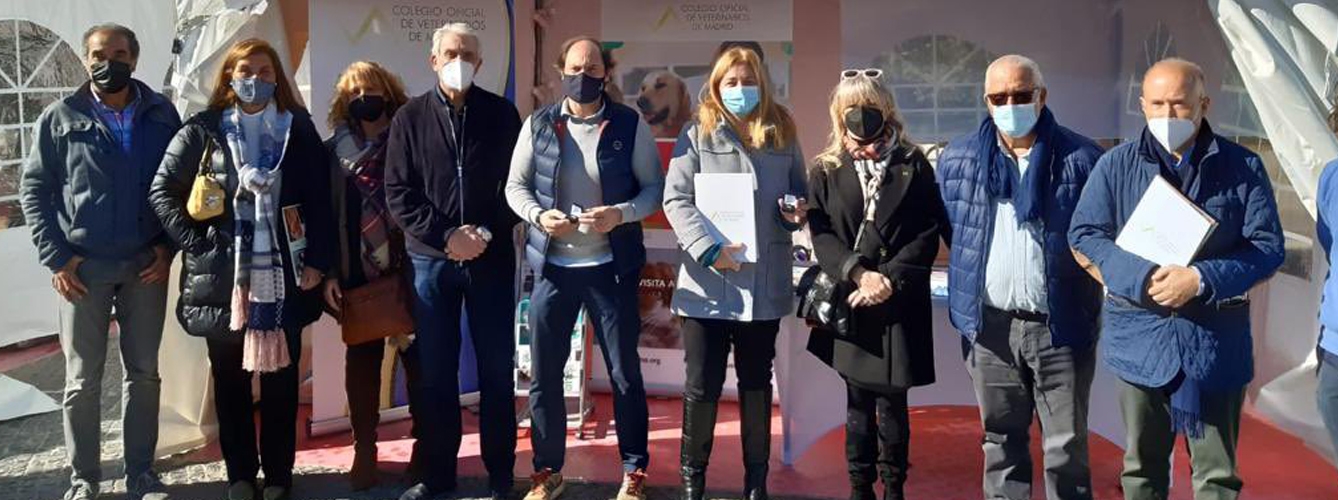 Autoridades, miembros de la Junta y veterinarios de Colvema en el Salón de la Adopción de Madrid.