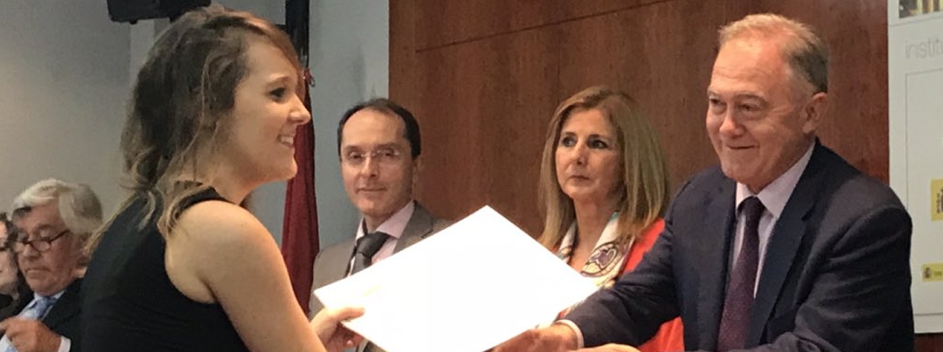 Felipe Vilas entregando un diploma a una de las alumnas del Máster