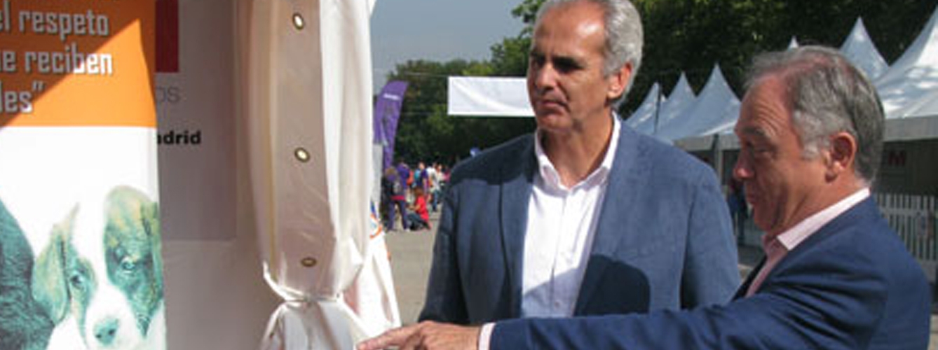 El consejero de Sanidad de la Comunidad de Madrid, Enrique Ruiz Escudero y el presidente del Colegio de Veterinarios de Madrid, Felipe Vilas
