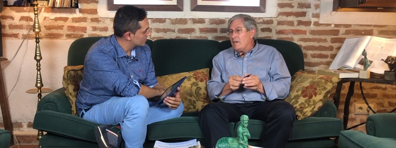 Quintiliano Pérez (derecha), presidente de la Asociación del Cuerpo Nacional Veterinario durante su entrevista en 'Con V de Vet' con Alberto Fernández, responsable de Comunicación de MSD Animal Health.