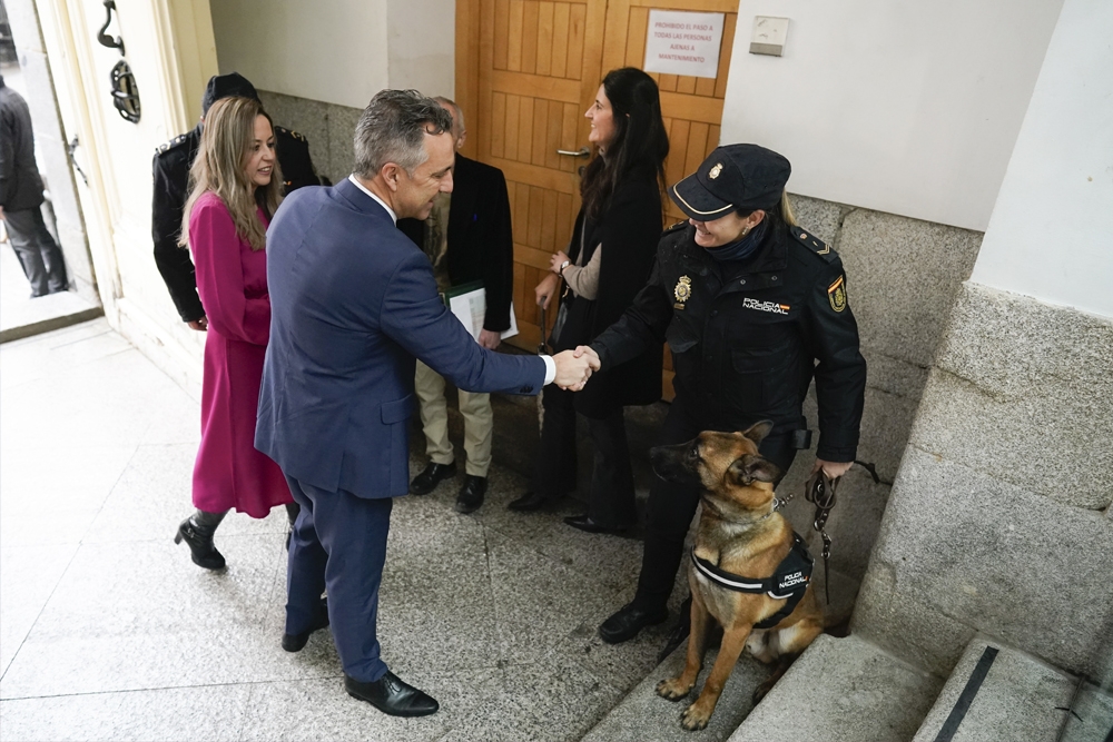 El consejero de Medio Ambiente, Agricultura e Interior de la Comunidad de Madrid, Carlos Novillo, a su llegada a la presentación de la campaña 'Adopta un héroe de 4 patas'.