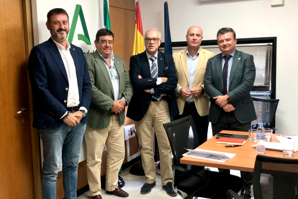Imagen de la reunión del Consejo Andaluz de Colegios Veterinarios y el viceconsejero de Agricultura, Ganadería, Pesca y Desarrollo Sostenible, Vicente Pérez.