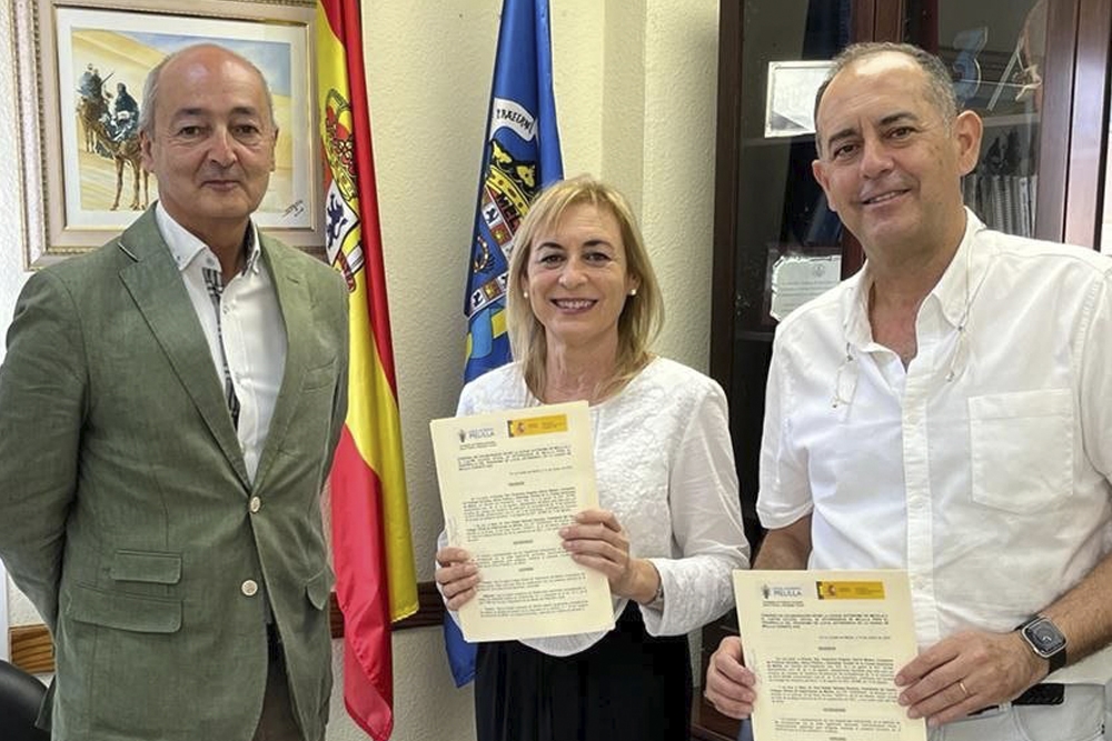Foto de familia de la firma del convenio suscrito por la Consejería de Salud Pública y el Colegio de Veterinarios de Melilla.