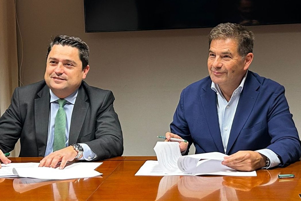 José Manuel Pagán, rector de la Universidad Católica de Valencia, junto a Augusto Macías, Country Manager de VetPartners España, durante la firma del convenio.