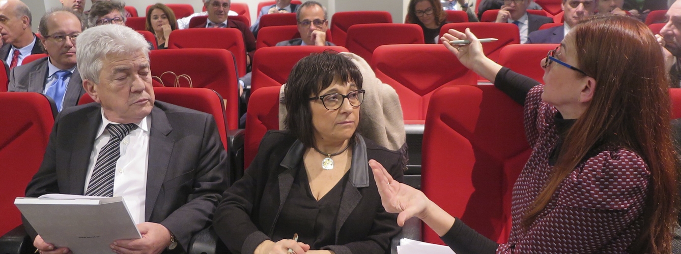 Cori Escoda (centro), presidenta del Consejo de Colegios Veterinarios de Cataluña, durante la Asamblea General de Presidentes de Colegios Veterinarios del pasado 15 de diciembre. 