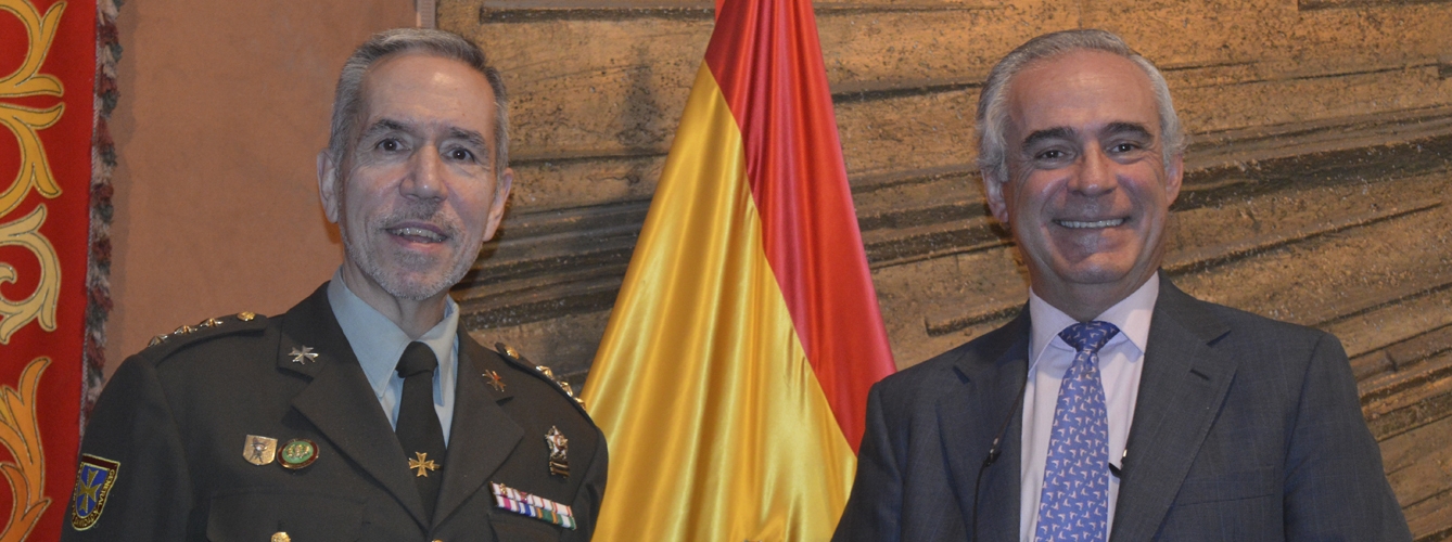El coronel veterinario Alberto Pérez Romero (izda.) y el director general de MSD Animal Health para España y Portugal, Juan Carlos Castillejo.