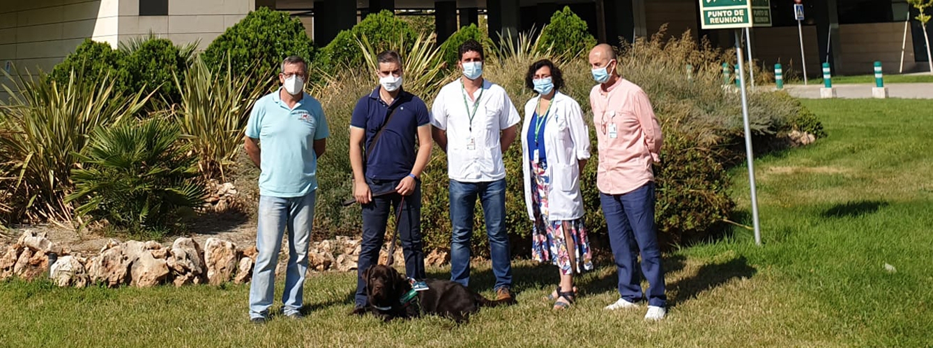 El perro de alerta médica Aslan junto a su dueño Manuel y equipo del Hospital Universitario Clínico San Cecilio de Granada.