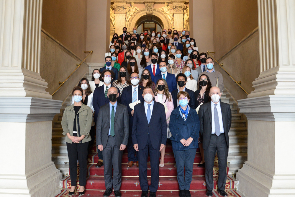 Foto de familia de Luis Planas, ministro de Agricultura, Pesca y Alimentación junto a los nuevos funcionarios del Cuerpo Nacional Veterinario.
