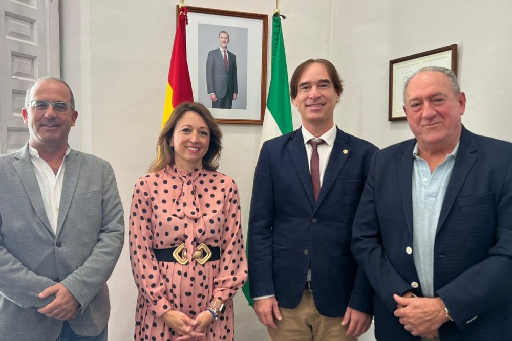 Imagen de la reunión entre la delegada del Gobierno de Andalucía y el Colegio de Veterinarios de Málaga.