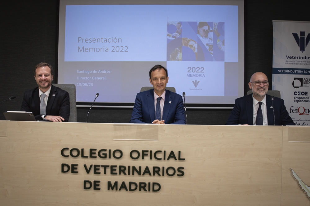 De izda a dcha, Diego García, director general de Zoetis; Andrés Fernández, CEO del Grupo Zendal; y Santiago de Andrés, director general de Veterindustria.