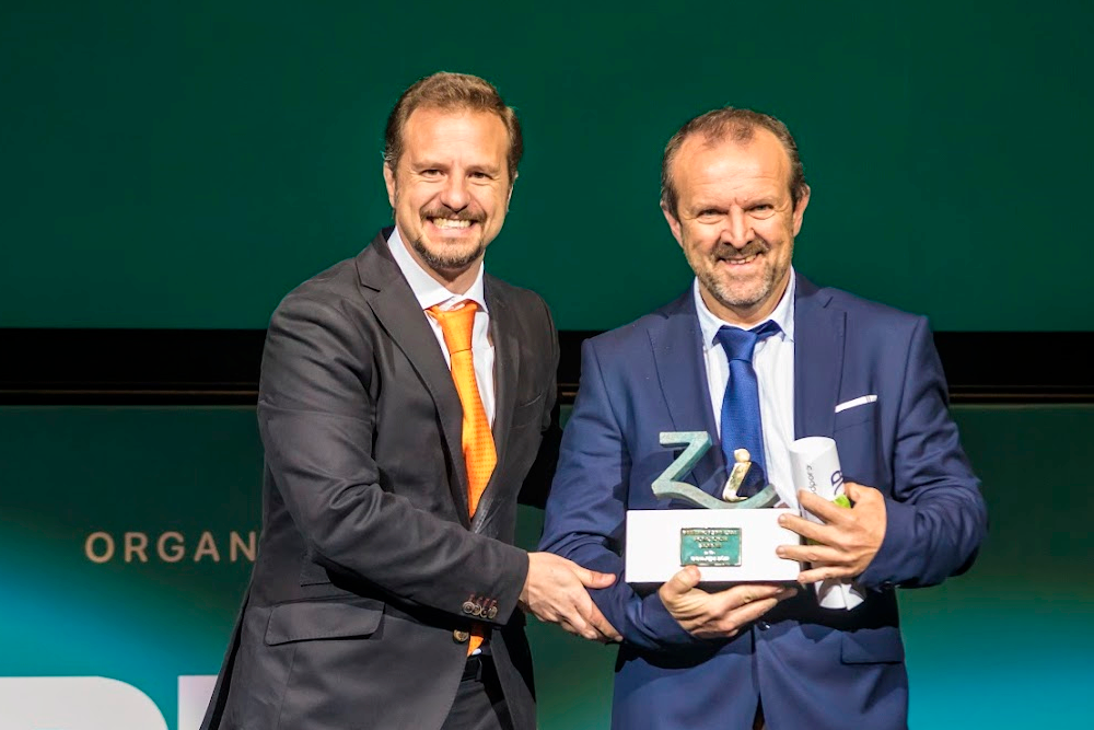 Diego García, director general de Zoetis España y vicepresidente de Zoetis Europa del Sur (izquierda), entregando el premio Porc d’Or.