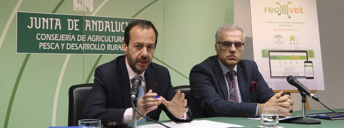 Rafael Olvera (izquierda), exdirector general de Producción Agrícola y Ganadera de Andalucía, y Fidel Astudillo (derecha), presidente del Consejo Andaluz de Veterinarios, durante una rueda de prensa