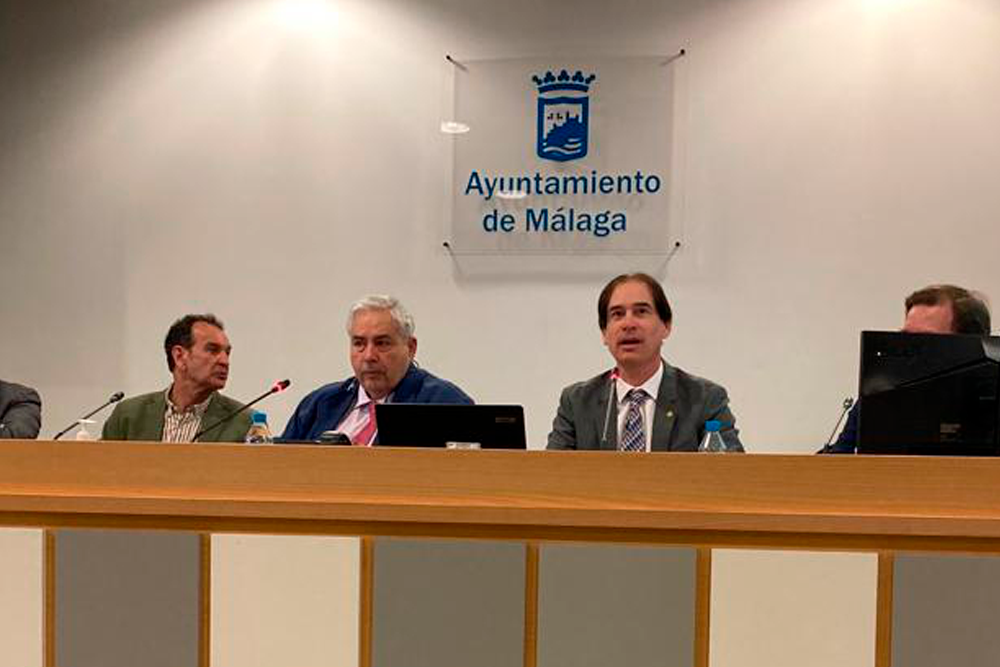 Juan Antonio de Luque, presidente del Colegio de Veterinarios de Málaga (segundo por la derecha), participó en el encuentro.