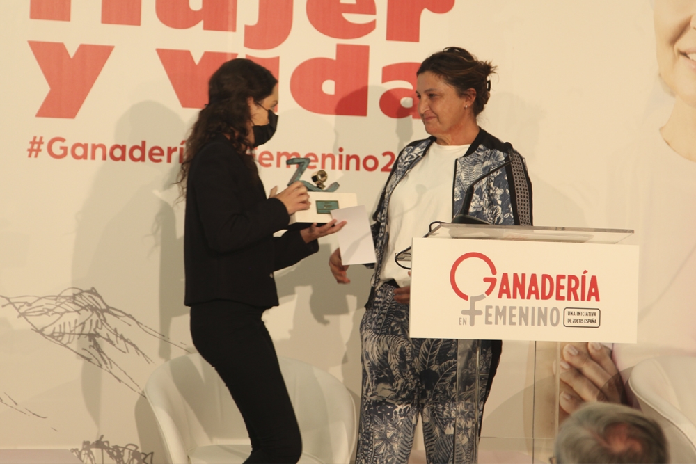 Inmaculada Sarasa, ganadora de la anterior edición de Zoetis Ganadería en Femenino, recibiendo el premio.