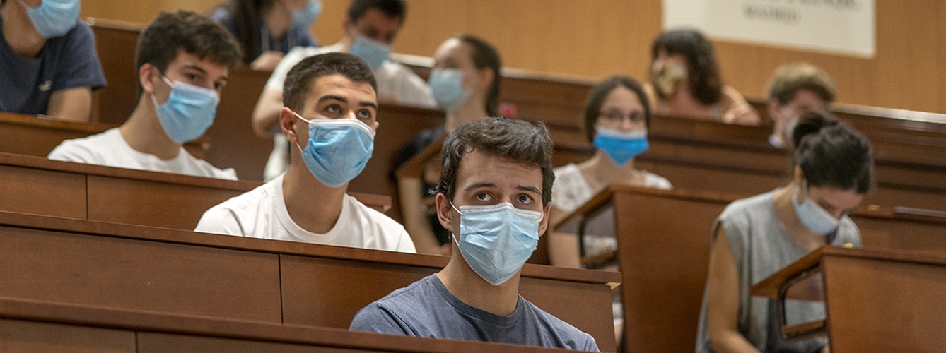 En las universidades españolas se han tomado medidas de precaución por el coronavirus, como el uso de mascarillas. Foto Tribuna Complutense.