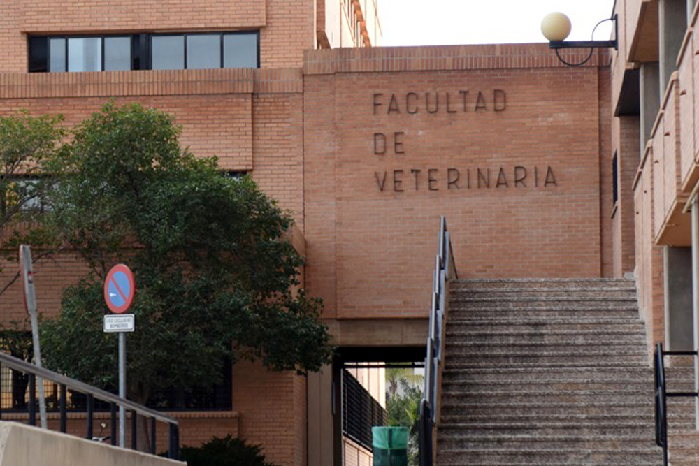 Fachada de la Facultad de Veterinaria de la Universidad de Murcia.