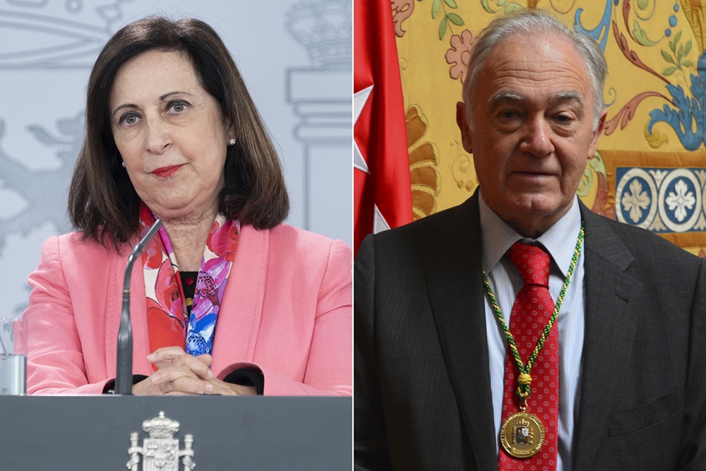Margarita Robles, ministra de Defensa, y Felipe Vilas, presidente del Colegio de Veterinarios de Madrid.