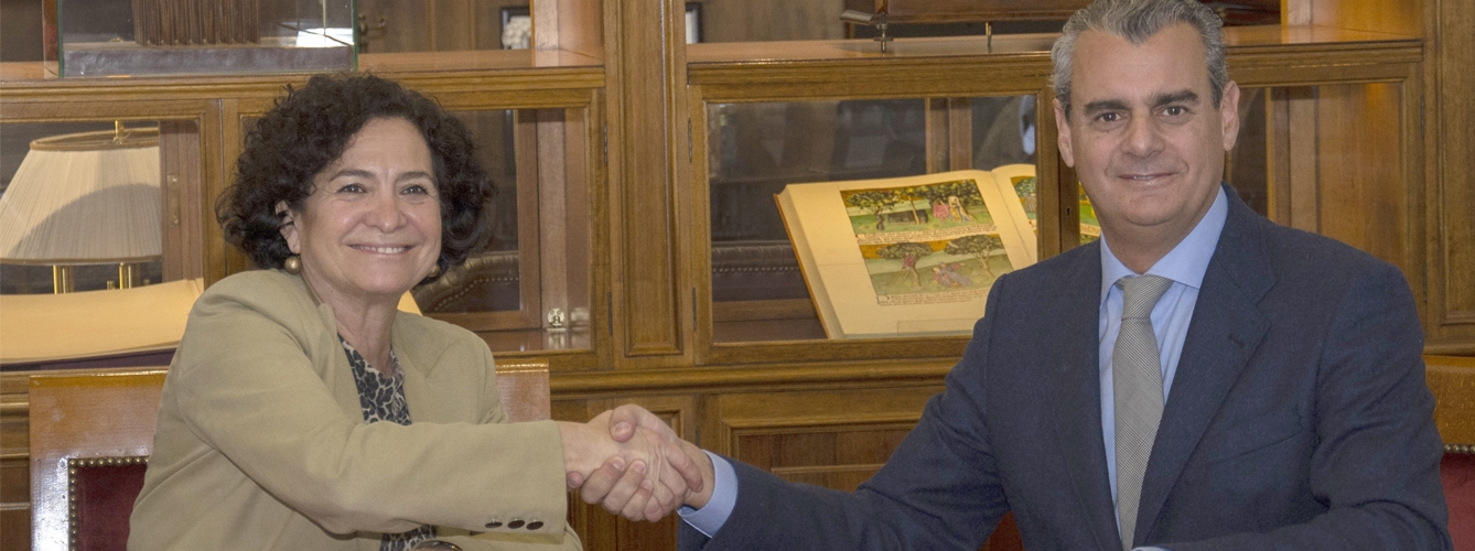 La rectora de la Universidad de Granada, Pilar Aranda Ramírez, y el presidente del Colegio de Veterinarios de Granada, Francisco de Asís Muñoz Collado, durante la firma del convenio.