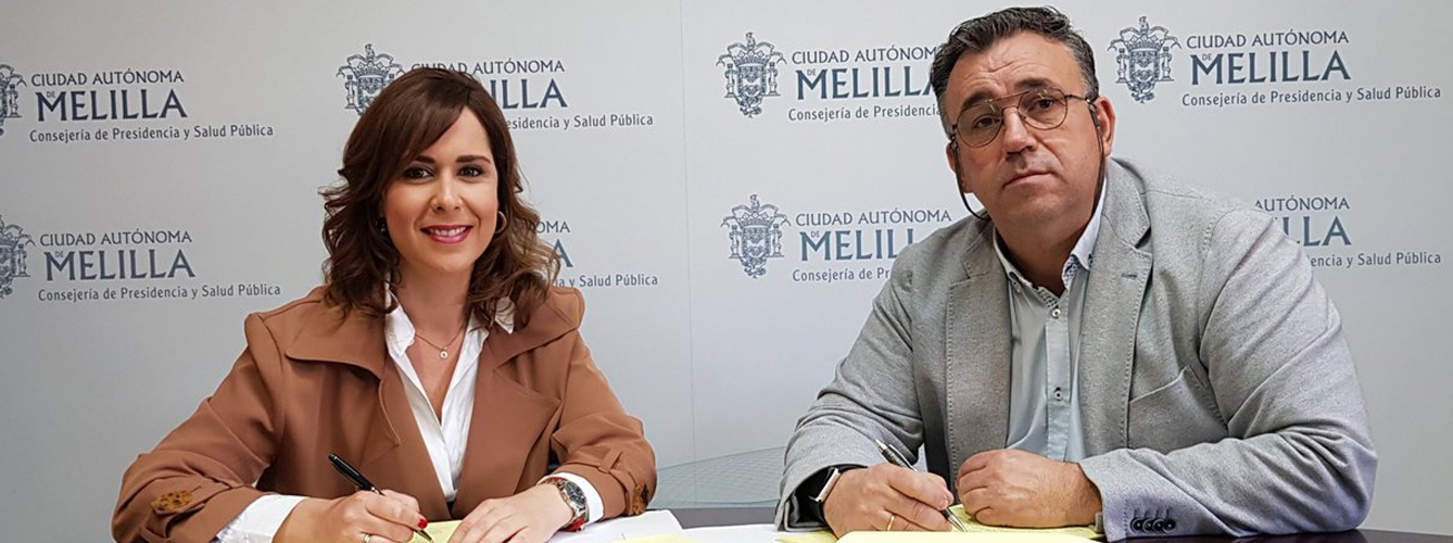 La consejera de Presidencia y Salud Pública, Paz Velázquez, y el presidente del Colegio de Veterinarios de Melilla, Francisco Germán Álvarez, firman el convenio de colaboración. 