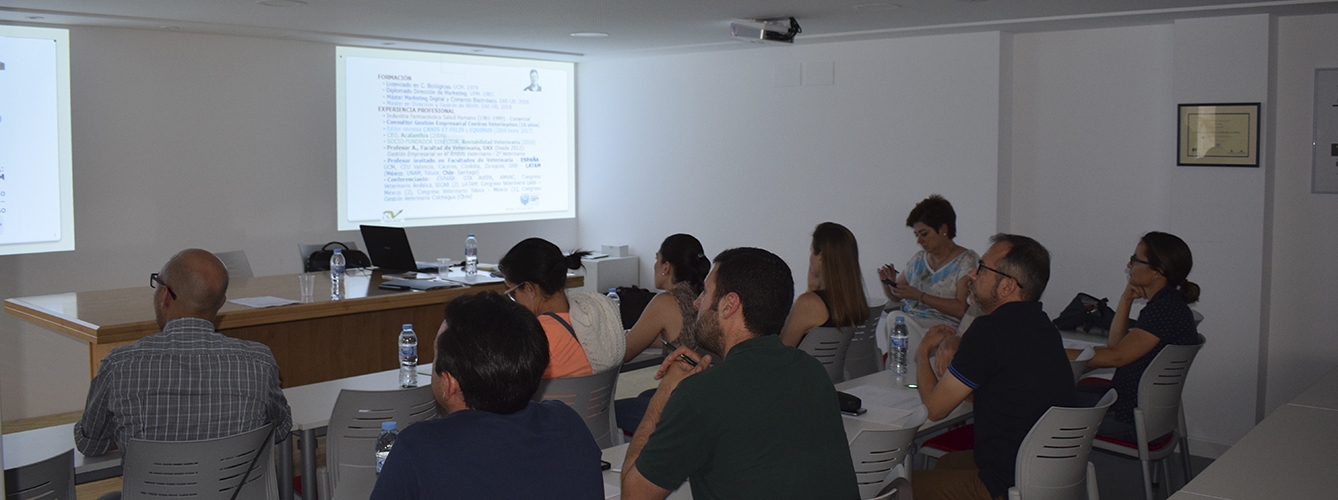 Imagen de una sesión de formación empresarial impartida en el Colegio de Veterinarios de Almería.