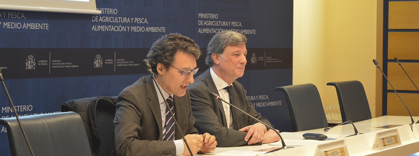 Fernando Miranda (izquierda), director general de Producciones y Mercados Agrarios del Ministerio de Agricultura, y Arnaldo Cabello (derecha), subdirector general de Medios de Producción Ganaderos del Ministerio de Agricultura.