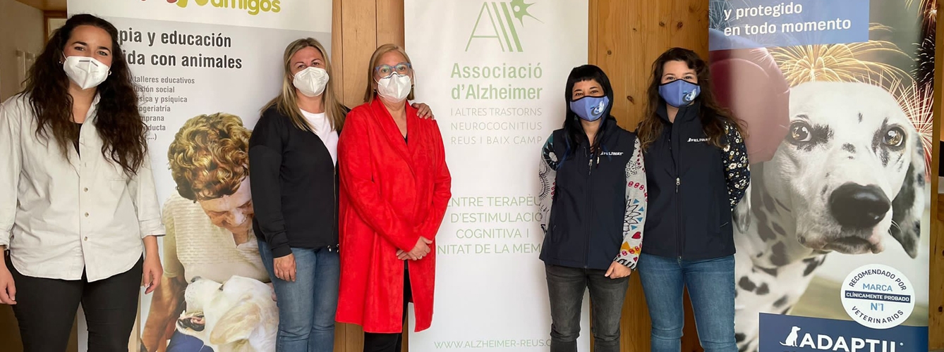 Foto de familia del Proyecto Tan Amigos en el Centro Terapéutico del Alzheimer de Reus.