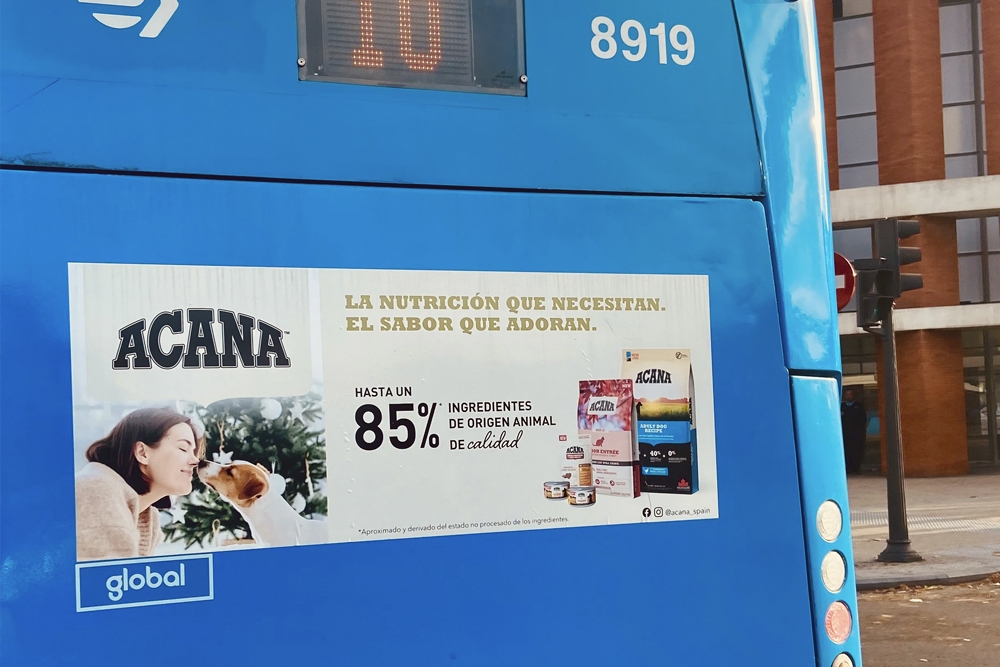 La campaña de Acana recorrerá las principales calles y barrios de Madrid a través de 25 autobuses de la EMT.